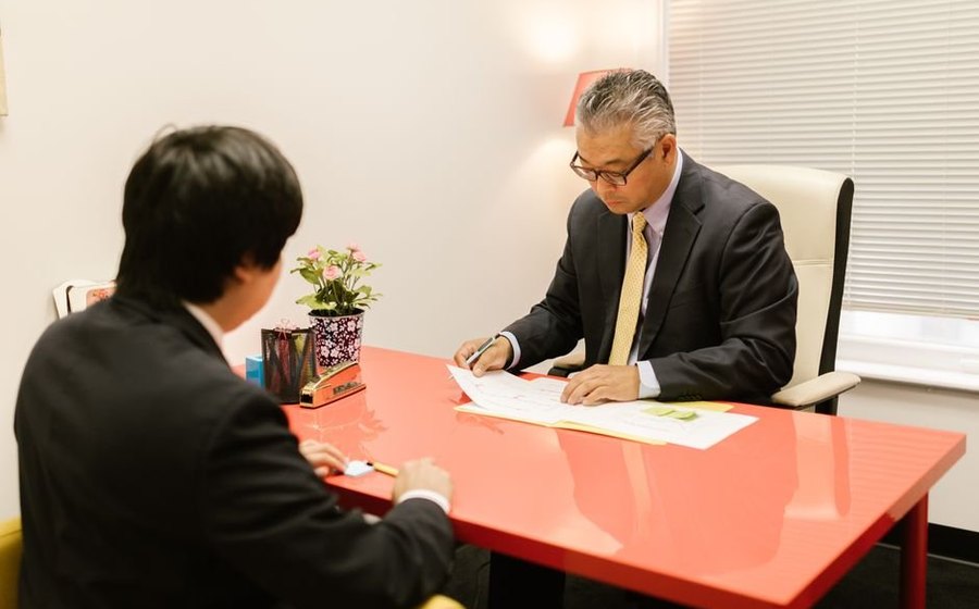行政書士に申請書類の相談をするイメージ